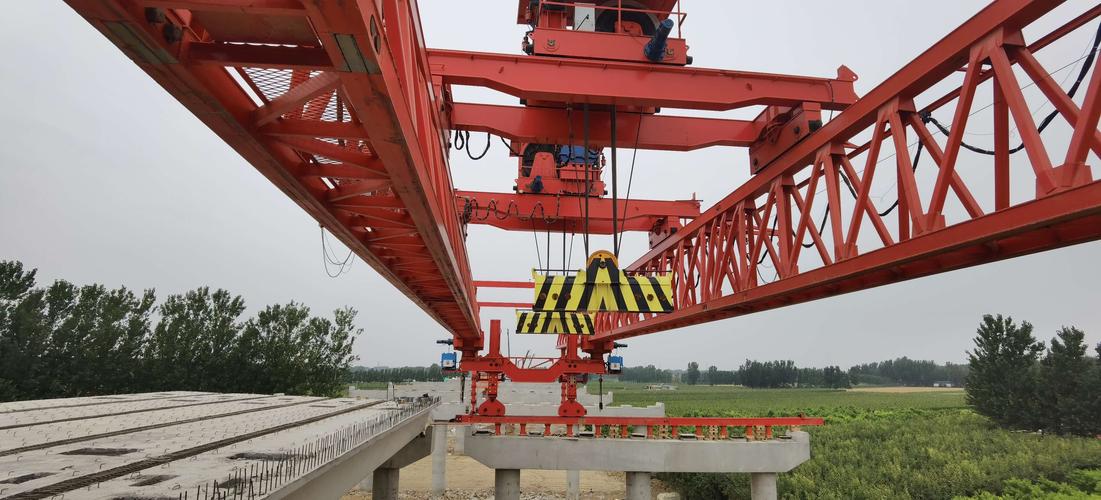 2020年6月28日荣乌项目第一台架桥机过孔(四)